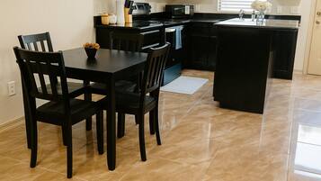 KĂŒhlschrank, Mikrowelle, Ofen, Herdplatte