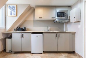 Réfrigérateur, micro-ondes, plaque de cuisson, cafetière/bouilloire