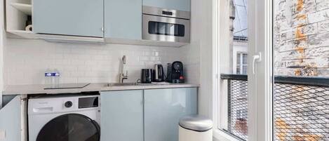 Geladeira, micro-ondas, cooktop, lava-louças