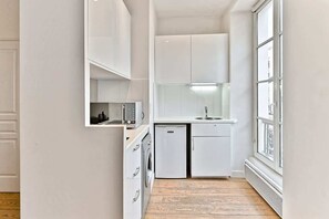 Coffee/tea maker, fridge, microwave, stovetop