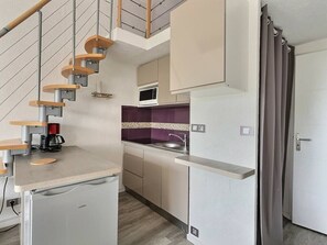 Fridge, microwave, dishwasher, coffee/tea maker - Duplex T3 Vue mer imprenable (La Londe-les-Maures)