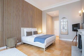 3 habitaciones, tabla de planchar con plancha, wifi y ropa de cama