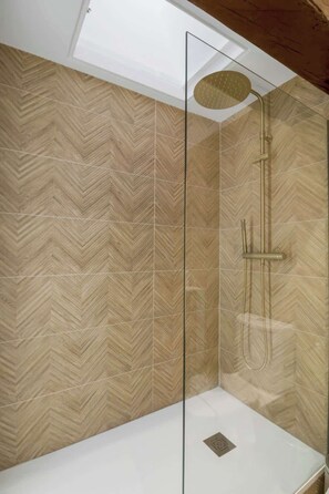 シャワー、ヘアドライヤー、タオル