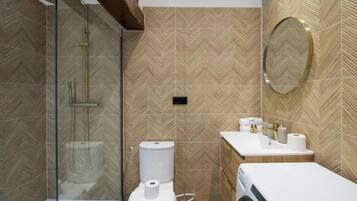 Shower, hair dryer, towels