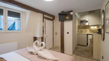 Iron/ironing board, WiFi, bed sheets