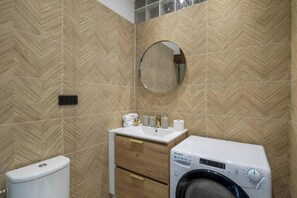 Shower, hair dryer, towels, shampoo
