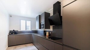 Coffee/tea maker, fridge, microwave, stovetop - Grand appartement 4 chambres proche Bastille (Paris)