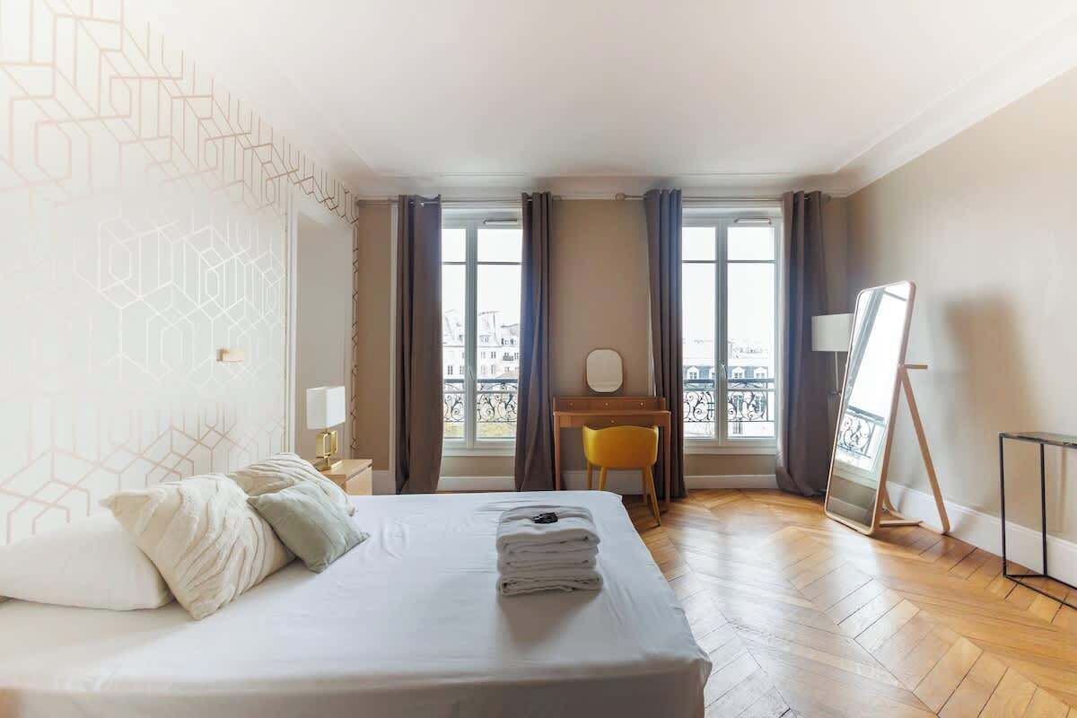 4 bedrooms, iron/ironing board, WiFi, bed sheets