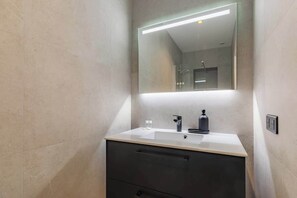 Chuveiro, secador de cabelo, toalhas de banho 