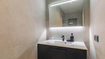 Bruser, hårtørrer, håndklæder