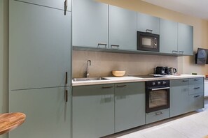 Geladeira, micro-ondas, fogão, cooktop