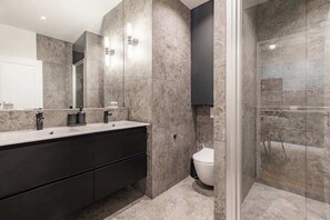 Suihku, hiustenkuivaaja, pyyhkeet