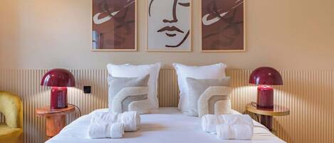 Tabla de planchar con plancha, wifi, ropa de cama