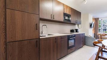 Køleskab, mikrobølgeovn, ovn, kogeplade