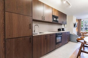 ثلاجة، ميكروويف، فرن، موقد طهي مسطح