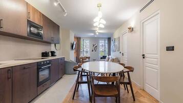 Køleskab, mikrobølgeovn, ovn, kogeplade