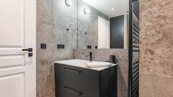 Douche, sĂšche-cheveux, serviettes fournies