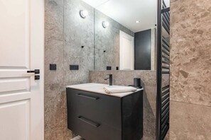 Een douche, een haardroger, handdoeken