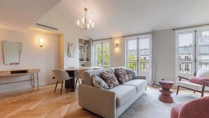 Unclassified image, 5 of 19, button - Air-conditioned 2-bedroom duplex – Marais / Bastille (Paris)