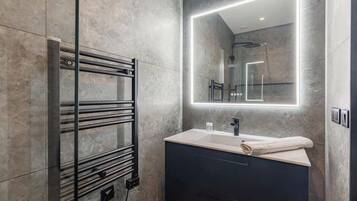 Douche, sĂšche-cheveux, serviettes fournies