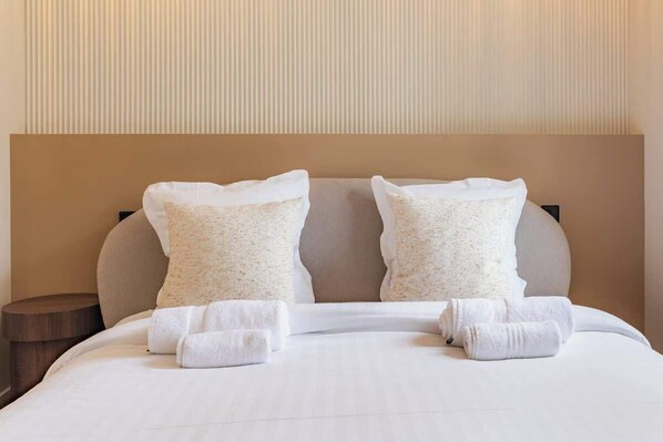 Een strijkplank/strijkijzer, wifi, beddengoed