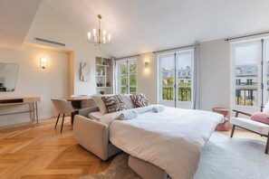 Een strijkplank/strijkijzer, wifi, beddengoed