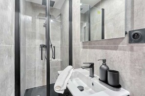 Shower, hair dryer - Marais — Confort moderne & charme parisien (Paris)