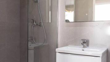 Douche, sĂšche-cheveux, serviettes fournies