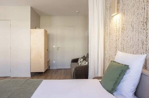 Een strijkplank/strijkijzer, wifi, beddengoed