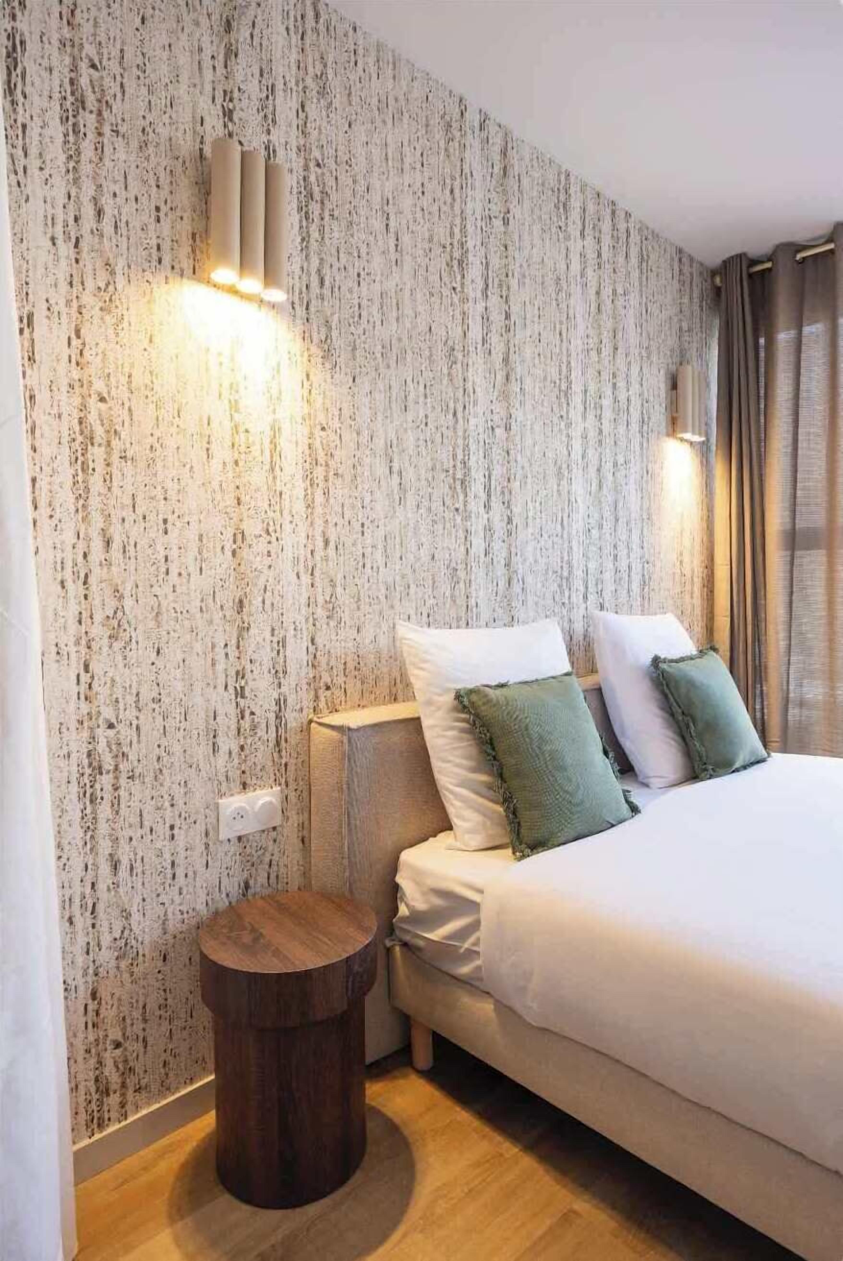 Tabla de planchar con plancha, wifi y ropa de cama 