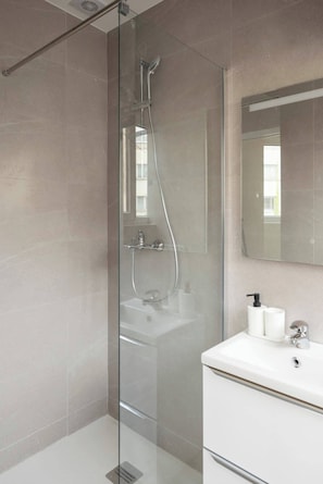 Douche, serviettes fournies