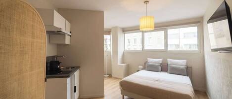 Tabla de planchar con plancha, wifi y ropa de cama