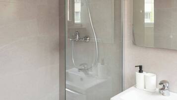 Douche, serviettes fournies