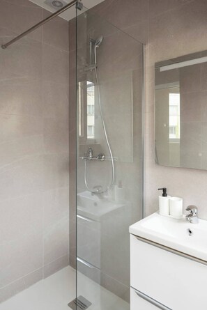 Douche, serviettes fournies