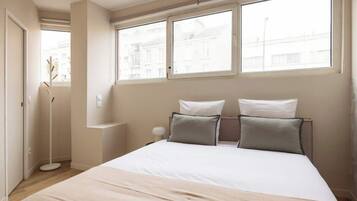 Tabla de planchar con plancha, wifi y ropa de cama