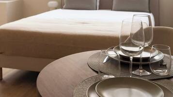 Een strijkplank/strijkijzer, wifi, beddengoed