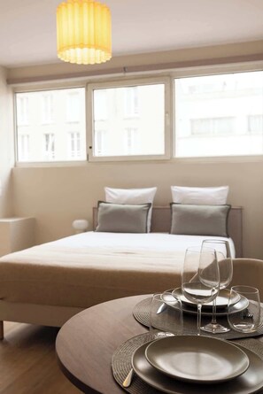 Tabla de planchar con plancha, wifi y ropa de cama 