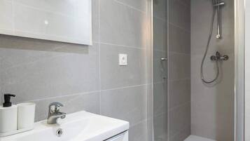 Douche, sĂšche-cheveux, serviettes fournies