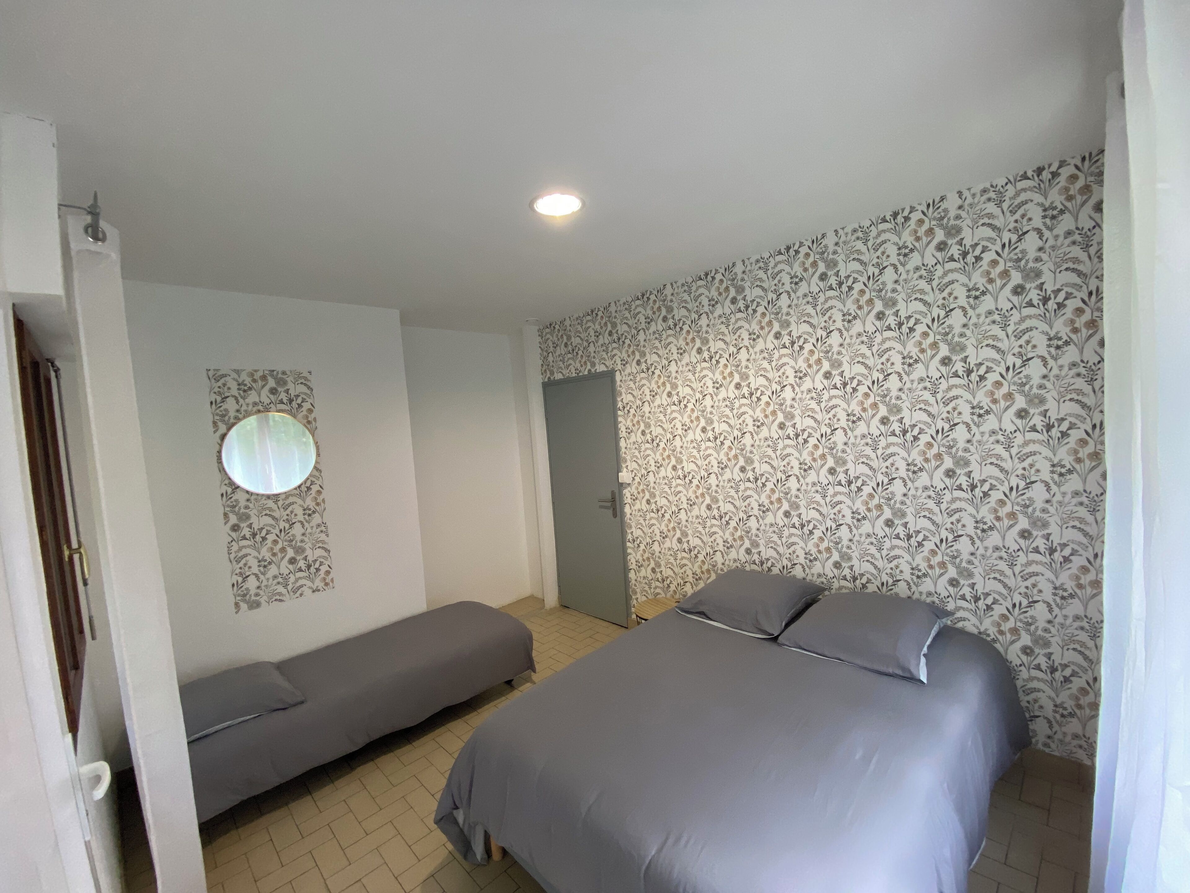 2 chambres, fer et planche à repasser, draps fournis