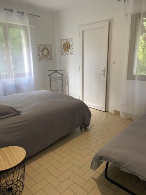 2 slaapkamers, een strijkplank/strijkijzer, beddengoed