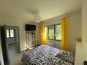 2 chambres, fer et planche à repasser, draps fournis