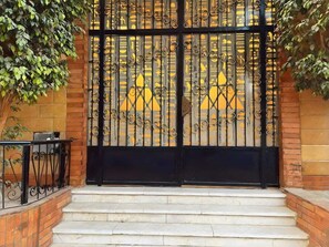 المنشأة من الخارج