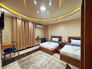 Habitación básica con 2 camas individuales, vista a la ciudad | Camas con efecto memoria, wifi gratis y acceso para silla de ruedas 