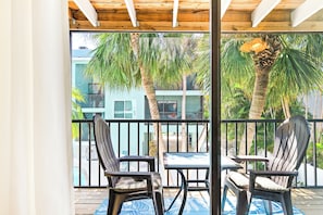 Outdoor dining - Beachview 5 · Two Kings · 2-Min Walk to Gulf (Holmes Beach)