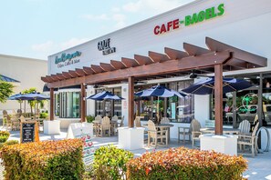 Outdoor dining - Beachview 5 · Two Kings · 2-Min Walk to Gulf (Holmes Beach)