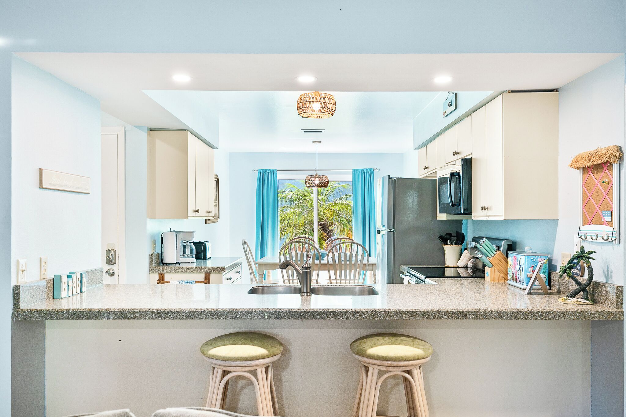 ثلاجة، ميكروويف، فرن، موقد طهي مسطح