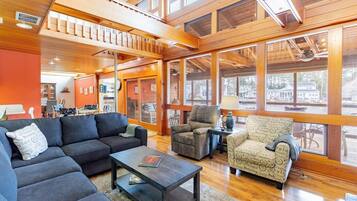 Televisión, reproductor de DVD y oficina