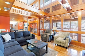 Televisión, reproductor de DVD y oficina