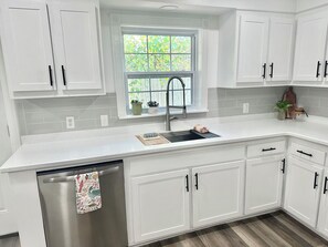 ميكروويف، فرن، موقد طهي مسطح، غسالة أطباق