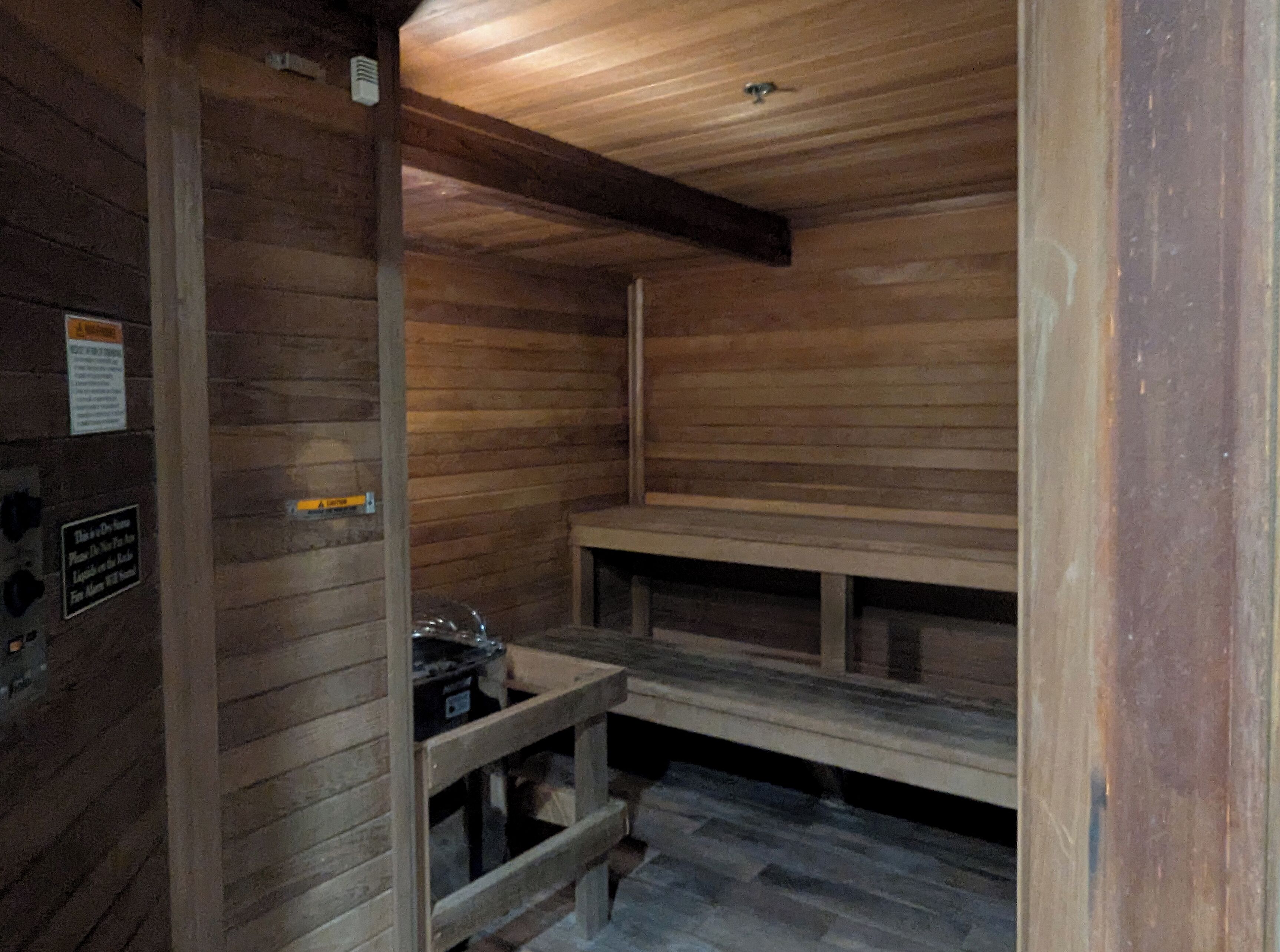 Ein Holzkamin mit Bänken und Steinboden.